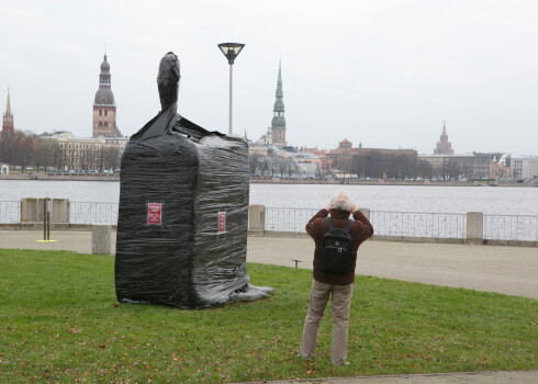 “Ir absolūti neiespējami šādā nodokļu režīmā strādāt tēlniekam, īpaši jauniem māksliniekiem," gaidāmās izmaiņas nodokļu sistēmā Jauns.lv komentēja tēlnieks Aigars Bikše.