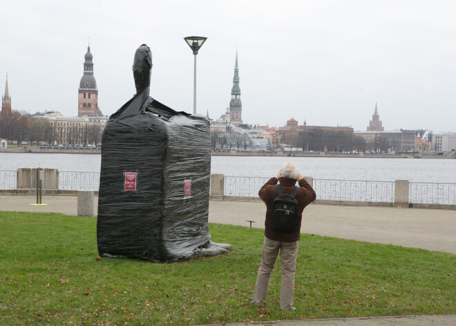 VIDEO: Spītējot Rīgas domes iebildumiem, tēlnieki Rīgā izvērš spilgtu akciju pret nodokļu reformu