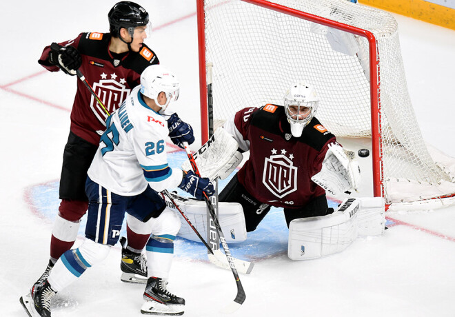 "Soči" komandas spēlētājs pārspēj "Dinamo" vārtsargu Staņislavu Gaļimovu.