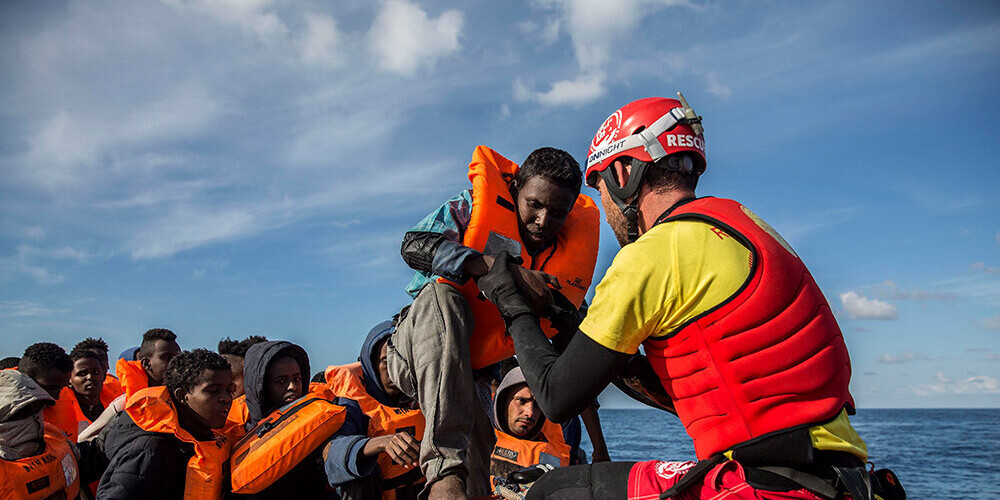 Pie Lībijas krastiem avarējis kuģis ar vairāk nekā 120 migrantiem; 47 no viņiem izglābti