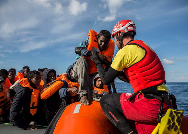 Pie Lībijas krastiem avarējis kuģis ar vairāk nekā 120 migrantiem; 47 no viņiem izglābti