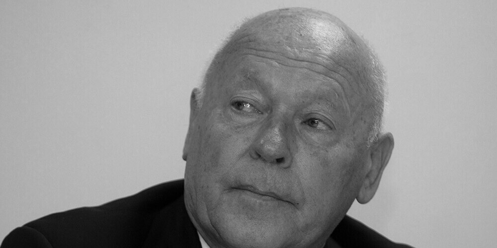 Ivars Strautiņš dzimis 1942.gadā Rīgā, bet augstāko izglītību ieguvis 1980.gadā PSRS Vissavienības Tirdzniecības institūta Prečzinību fakultātē. Latvijas Darba devēju konfederācijas viceprezidents Ivars Strautiņš mira 2020. gada novembrī. Strautiņš regulāri ticis iekļauts dažādos Latvijas miljonāru sarakstos. 2003.gadā Strautiņš apbalvots ar Trīs zvaigžņu ordeni.