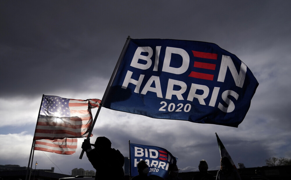 Pirmo reizi kopš 1996.gada Arizonā uzvar demokrātu kandidāts; turpinās balsu skaitīšana vēl divos štatos