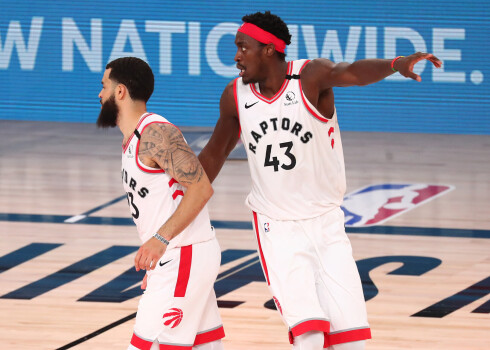 Divi no Toronto "Raptors" līderiem Freds Vanvlīts (pa kreisi) un Paskāls Siakams.