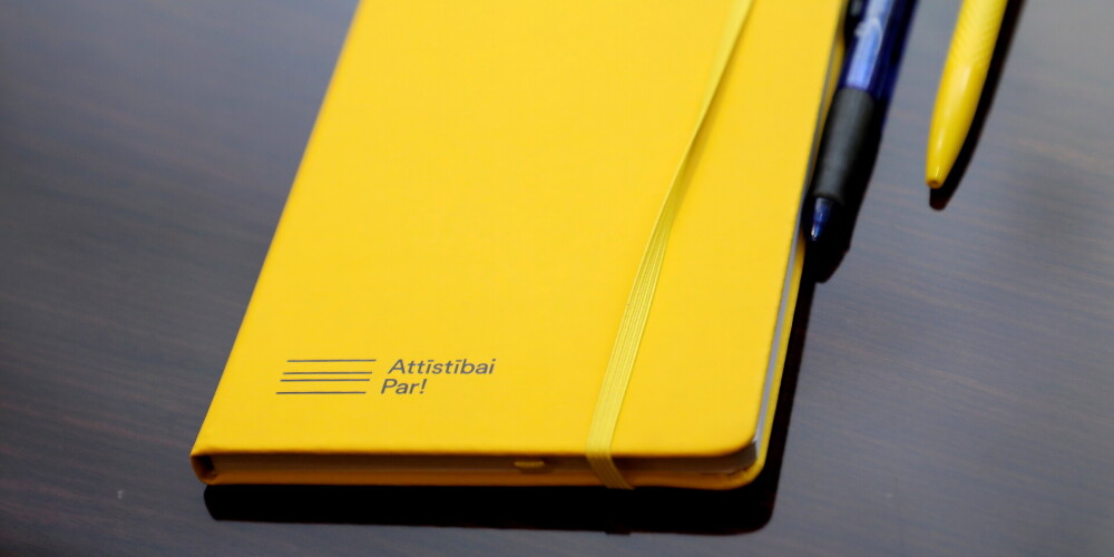 «Для развития/За!» (РЗ!, латыш. Attīstībai/Par!, AP!) — объединение политических партий Латвии, основанное «Движением За» и партиями «Для развития» и «Рост» и зарегистрированное 20 апреля 2018 года. Декларируемая цель объединения — создание современной и справедливой Латвии в единой Европе. В апреле 2018 года в «Для развития/За!» состояли более 1200 членов