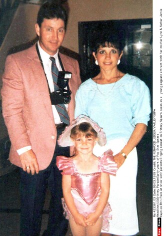 Ar vecākiem bērnībā.