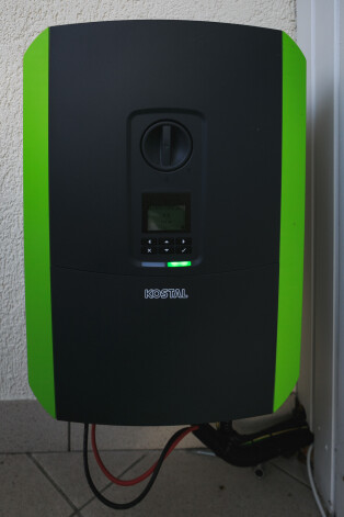 Invertors – aparāts, kas uzkrāto saules enerģiju pārvērš izmantojamā elektrībā.