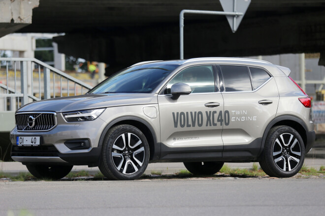 "Volvo XC40".