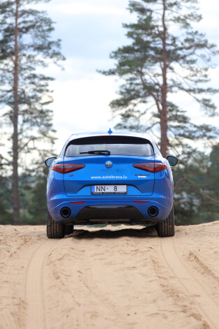 "Alfa Romeo Stelvio".