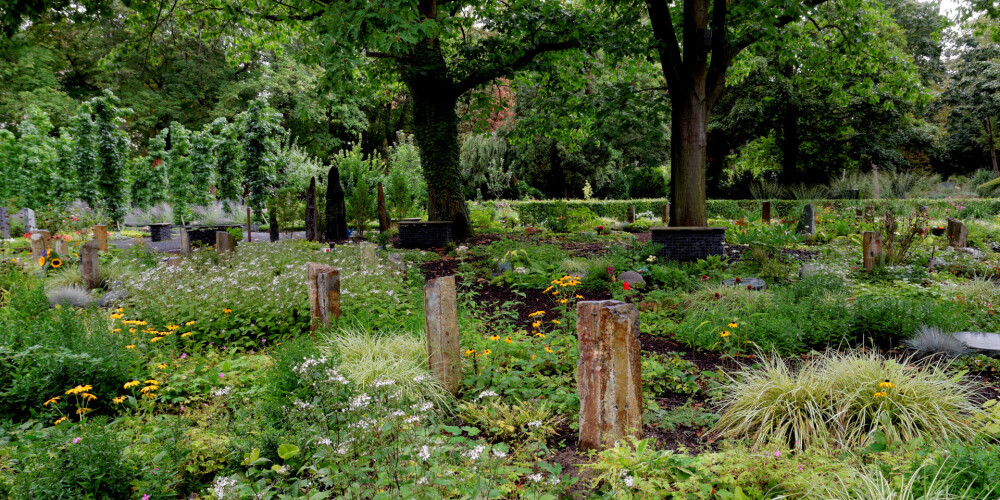 Vācijā kapsētas pārtop dabas oāzēs. Te ir vieta gan ķirzakām, gan ežiem, gan putnu un lapseņu ligzdām