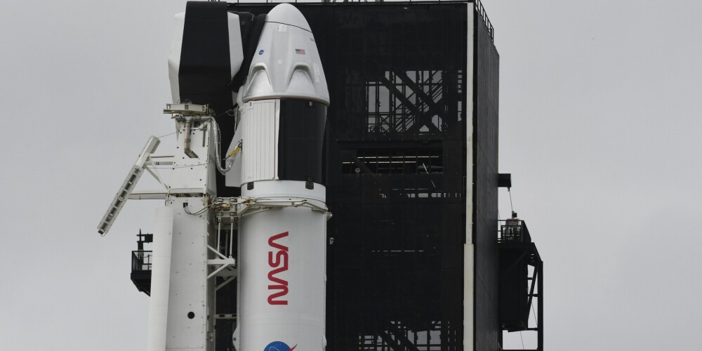 "SpaceX" kosmosa kuģa starts uz SKS atlikts uz svētdienu laikapstākļu dēļ