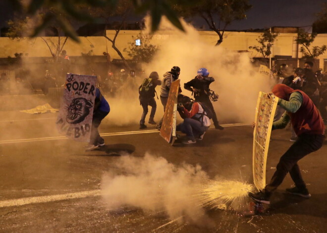 Peru protestos pret Viskarras impīčmentu gājuši bojā divi cilvēki