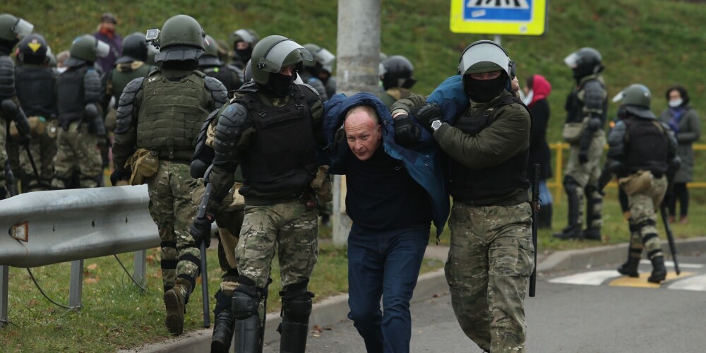 Minskā drošības spēki vēršas pret protestētājiem ar asaru gāzi un trokšņu granātām