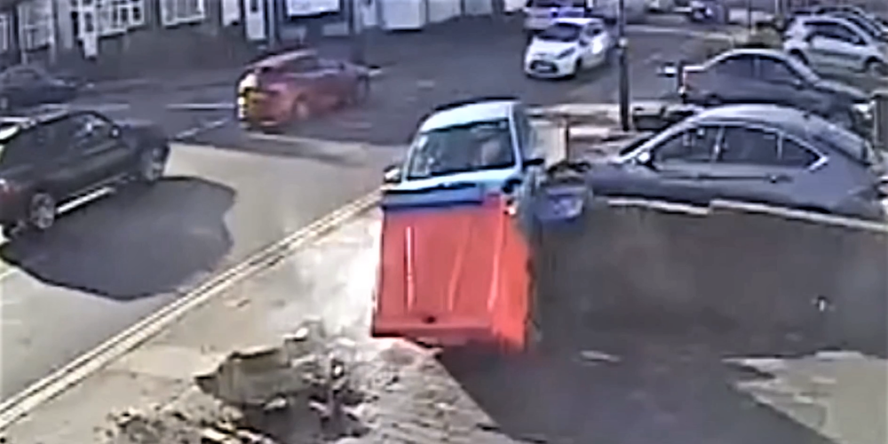 Novērošanas kameras Birmingemā nofilmē, kā šoferis nepilnas minūtes laikā sešas reizes sasit automašīnu