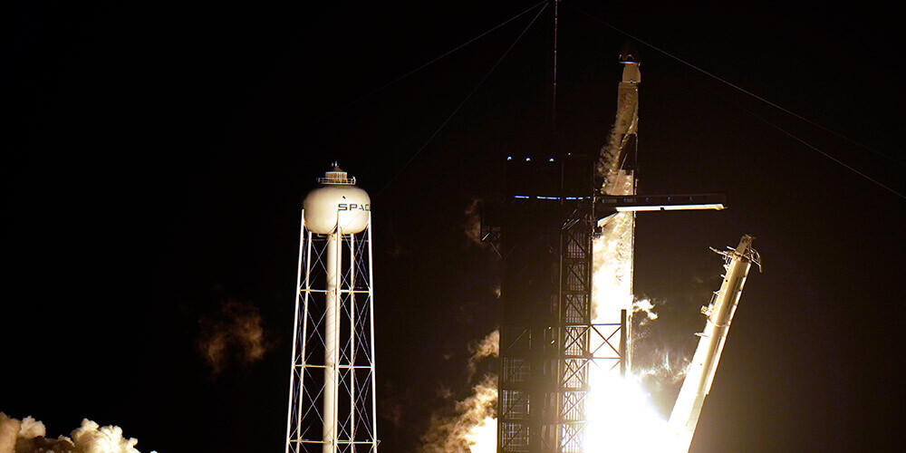 "SpaceX" kosmosa kuģis ar 4 apkalpes locekļiem veiksmīgi startējis uz SKS