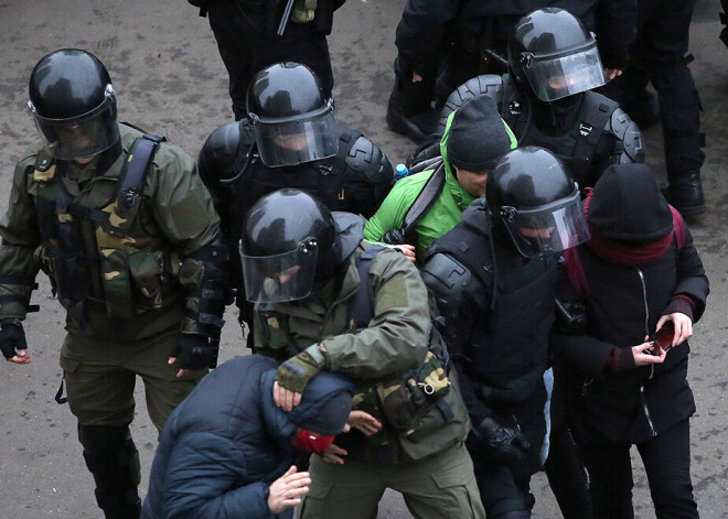 Svētdien protestos Baltkrievijā aizturēti vairāk nekā 1000 cilvēku