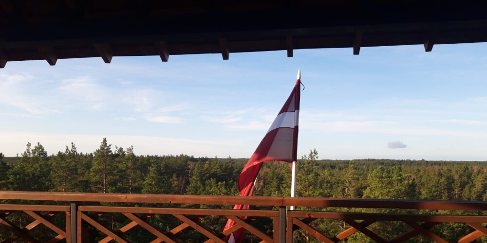Valsts svētku nedēļā skatu torņos visos novados plīvo Latvijas karogi