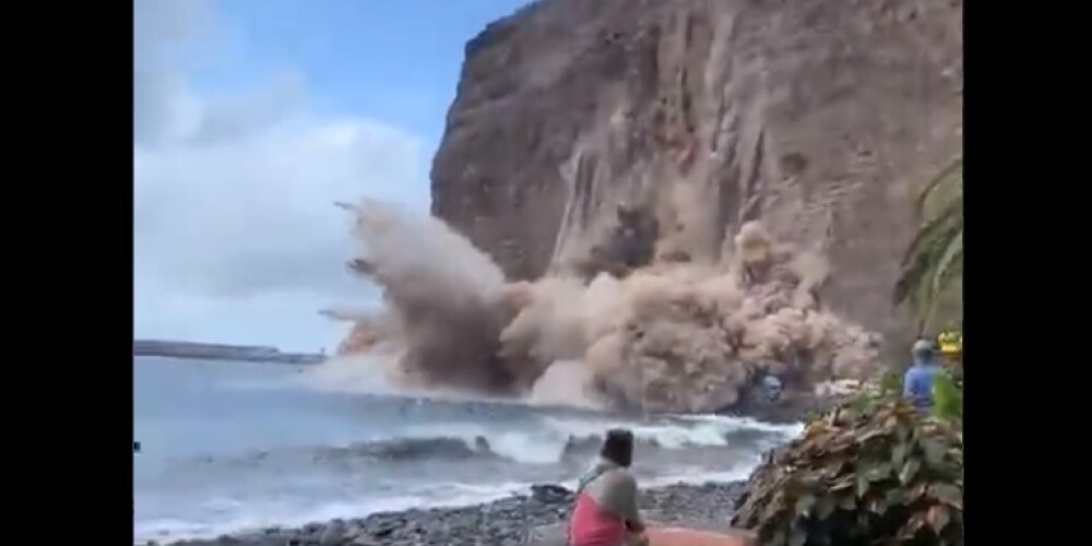 На испанском курорте огромная скала обвалилась на пляж с отдыхающими: шокирующее видео