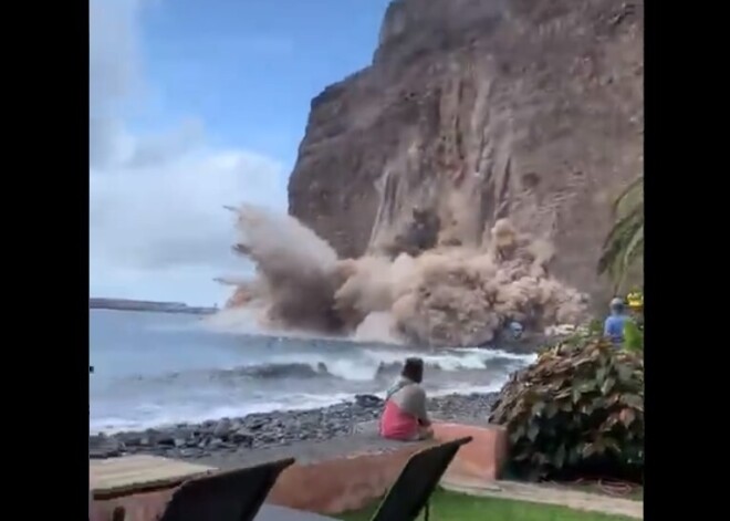 На испанском курорте огромная скала обвалилась на пляж с отдыхающими: шокирующее видео