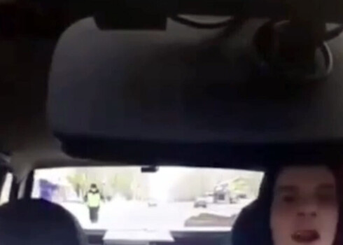 VIDEO: Krievijā vīrietis neadekvātā stāvoklī nozog policijas automašīnu un triecas pa Toljati ielām