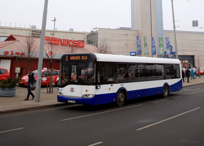 Autostāvvietu abonementu deputātiem rosina aizstāt ar citiem risinājumiem, piemēram, mēnešbiļeti sabiedriskajā transportā