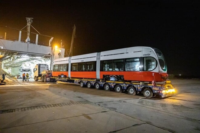 Jaunais Liepājas zemās grīdas tramvajs no prāmja Liepājas ostā dodas pilsētas ielās.