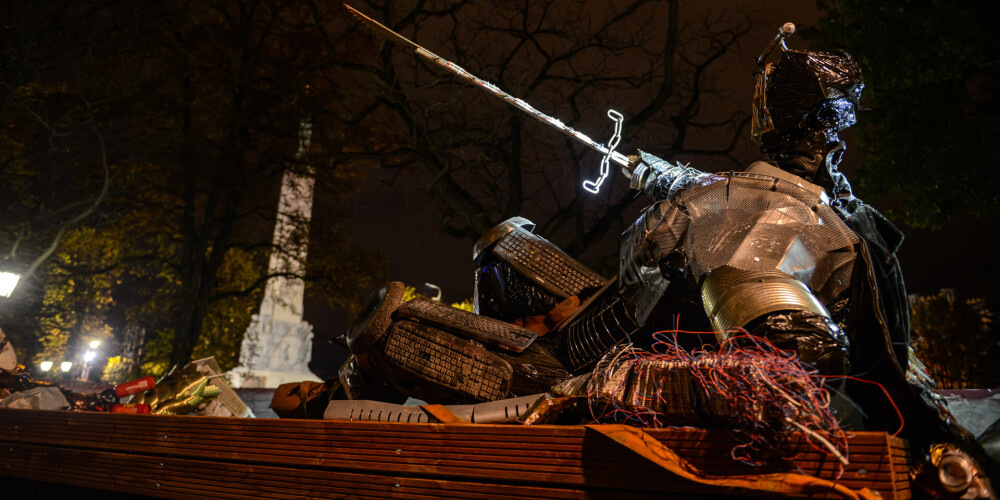 Pēc nedēļu ilgām diskusijām atklājas, kas un kāpēc radīja Lāčplēša un Melnā bruņinieka atkritumu skulptūru Rīgas kanālā