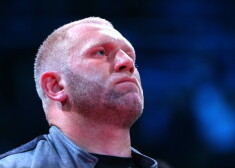 Piekautais krievu MMA cīkstonis parāda savus savainojumus un skaidro, kāpēc senais draugs viņu sāka zvērīgi sist