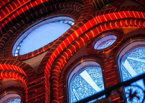 Pievienojoties akcijai “Staro mājās”, Rīgas Doms rīt izgaismos vitrāžu “Ar degsmi par brīvu Latviju”