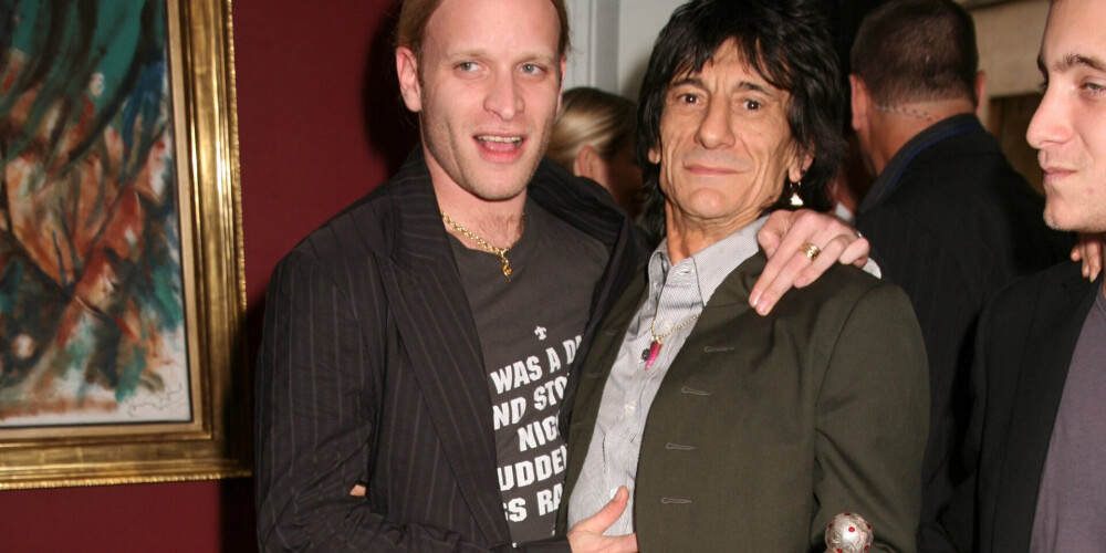 Džeimijs Vuds ar tēvu, grupas "The Rolling Stone" ģitāristu Roniju Vudu.