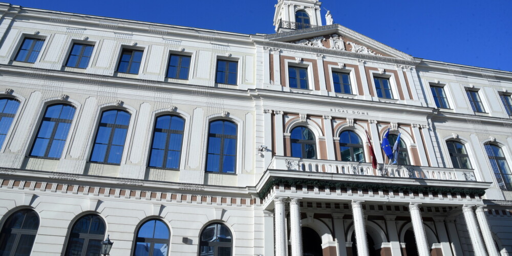 Rīgas domē atteiksies no autostāvvietu mēneša abonementiem deputātiem
