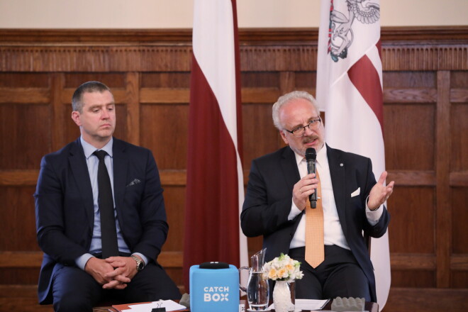 Valsts prezidents Egils Levits (no labās) un politologs Filips Rajevskis.