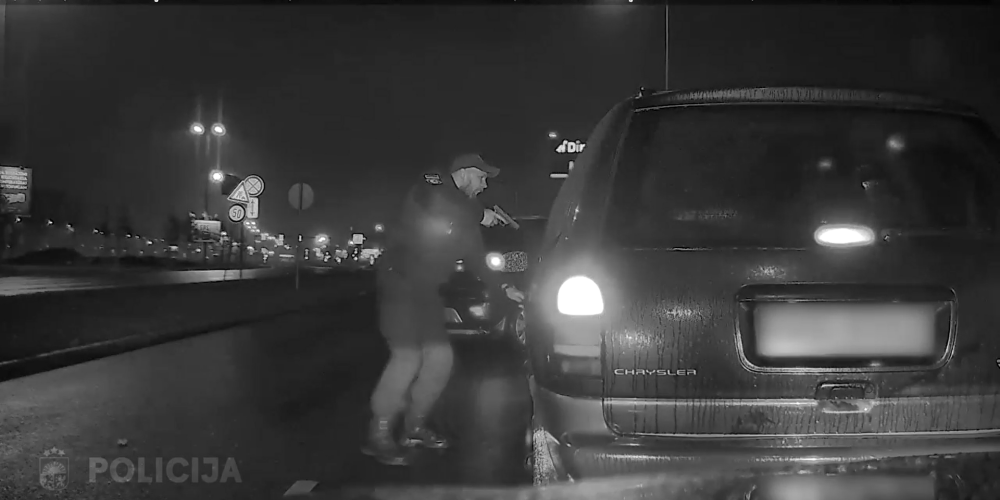 VIDEO: policisti aiztur automašīnu lukturu zagļus, kuri nakts laikā uzdarbojušies Valdlaučos