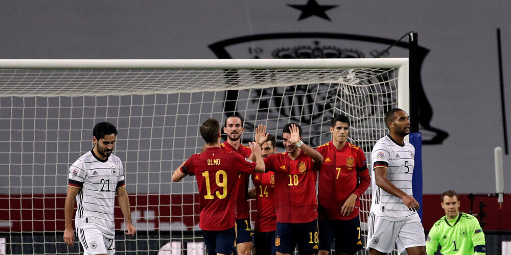 Spānijas futbolisti priecājas par vārtu guvumu mačā ar Vāciju.