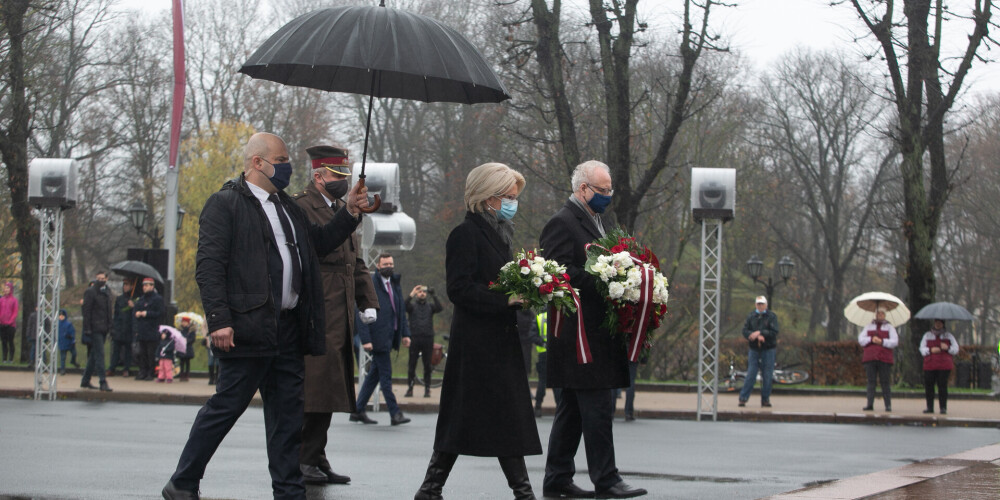 VIDEO: Sveicot Latviju 102. dzimšanas dienā, prezidenti un ministri noliek ziedus pie Brīvības pieminekļa