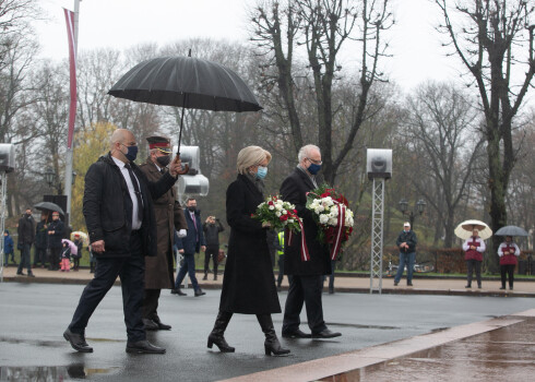 VIDEO: Sveicot Latviju 102. dzimšanas dienā, prezidenti un ministri noliek ziedus pie Brīvības pieminekļa