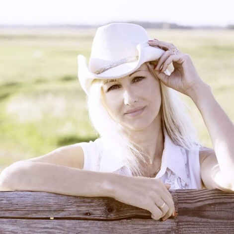 “Sev esmu pieņēmusi: ja būs lemts, savam cilvēkam garām nepaiesi. Es neko vairs nemeklēšu. Un vēl – katrs manī saskatīs ko citu, atkarībā no tā, kāda ir viņa paša iekšējā pasaule. Tāpēc negaidu, ka manī ieraudzīs gaismu tas, kurā pašā tās nav,” domīgi bilst Mediņa.