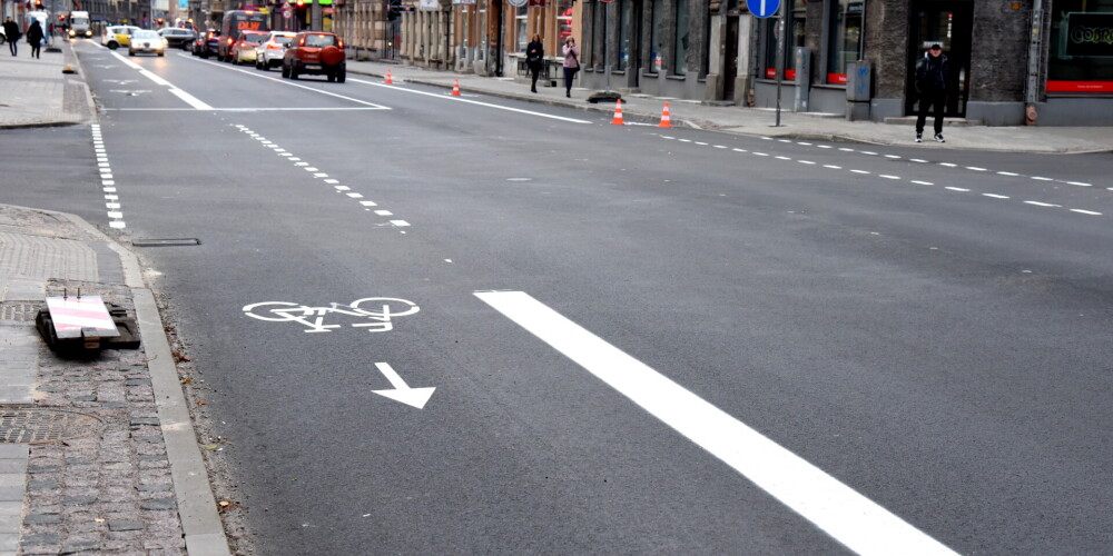 Все больше велосипедистов пользуются велополосой на улице Чака