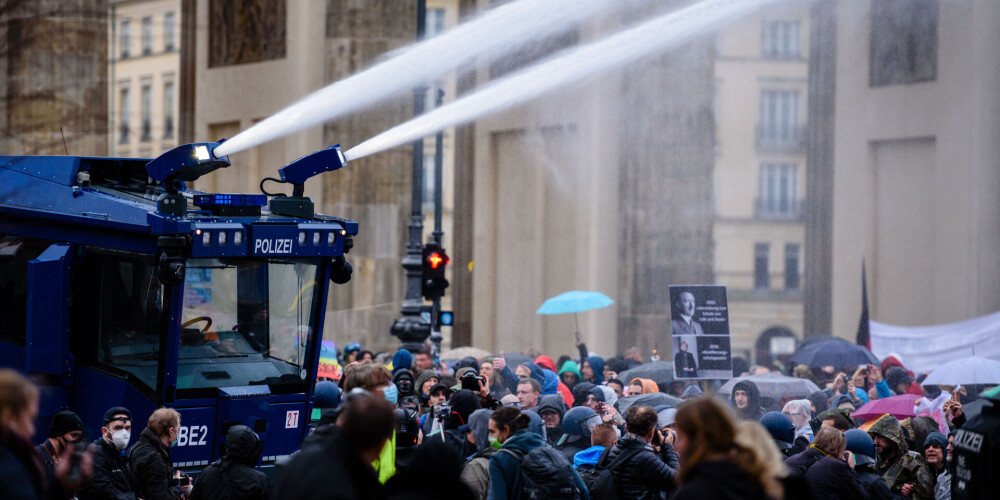 Berlīnē pret Covid-19 krīzes ierobežojumu pretinieku demonstrāciju vērš ūdens lielgabalus