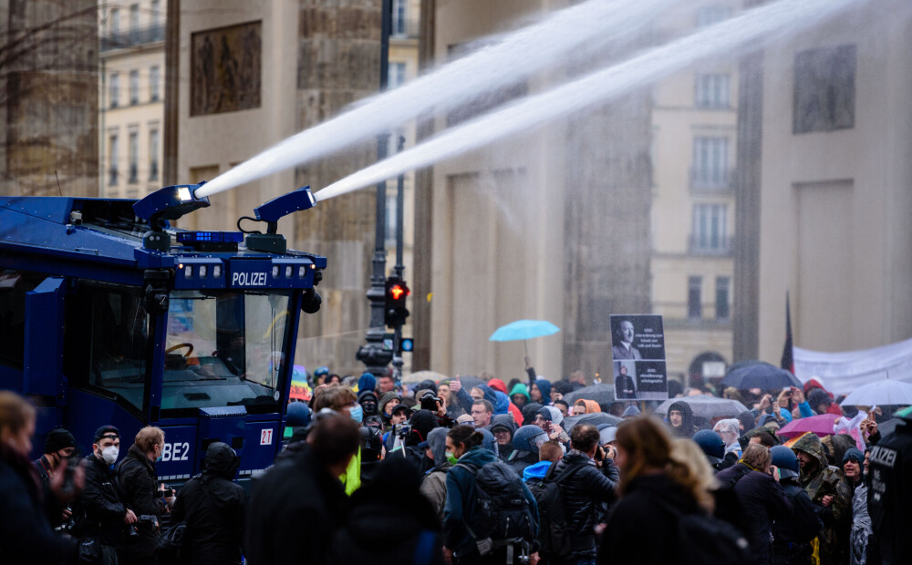 Berlīnē pret Covid-19 krīzes ierobežojumu pretinieku demonstrāciju vērš ūdens lielgabalus