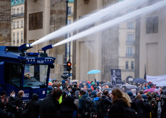 Berlīnē pret Covid-19 krīzes ierobežojumu pretinieku demonstrāciju vērš ūdens lielgabalus