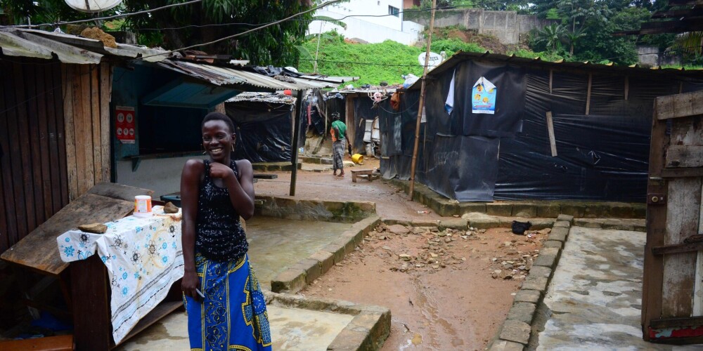 Āfrika ir otrs lielākais kontinents pasaulē aiz Eirāzijas gan pēc platības, gan pēc iedzīvotāju skaita. Nereti pie Āfrikas pieskaita arī tās tuvumā esošās salas, un kopā ar tām Āfrikas platība ir 30 221 532 km². Āfrika, īpaši centrālā Austrumāfrika, tiek uzskatīta par hominīdu, tai skaitā arī cilvēku izcelsmes vietu. Āfrikas ziemeļu daļā atrodas, iespējams, pasaulē garākā upe — Nīla.