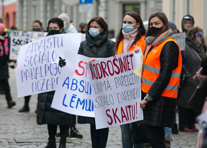 Sociālie darbinieki protestē pret nepietiekamu atalgojumu un kadru trūkumu