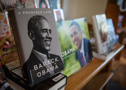 ASV un Kanādā pārdoti teju 890 000 bijušā ASV prezidenta Baraka Obamas jaunās grāmatas "A Promised Land" ("Apsolītā zeme") eksemplāru.