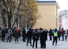 Piketētāji skaļi pieprasīja "atlaist Pūci".