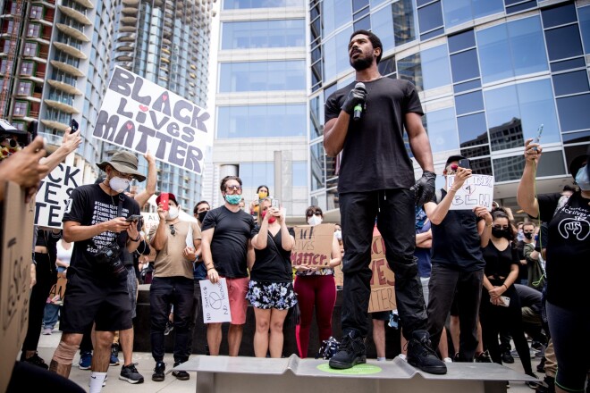 Piedaloties protestos "Black Lives Matter" kustības atbalstam 2020. gada jūnijā.