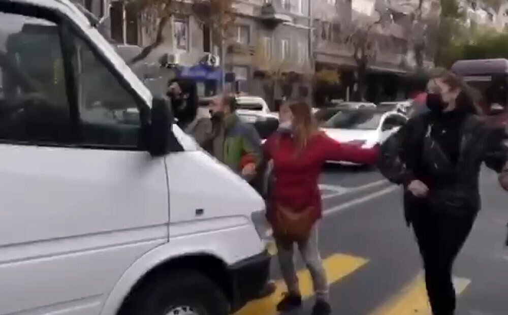 Furgona vadītājs Erevānas centrā taranē protestētāju pūli un zem riteņiem parauj 3 cilvēkus