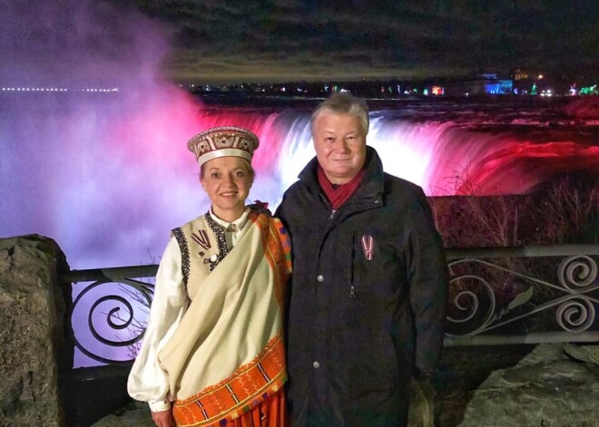 VIDEO: Niagāras ūdenskritumu izgaismo Latvijas karoga krāsās