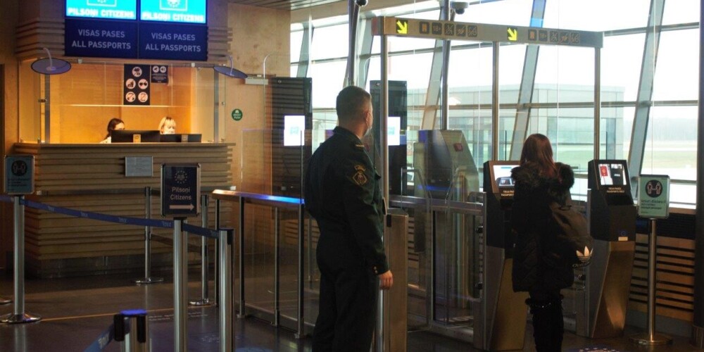 Lidostā "Rīga" darbu uzsāk sistēma, kas ļauj paātrināt pasažieru pasu kontroli