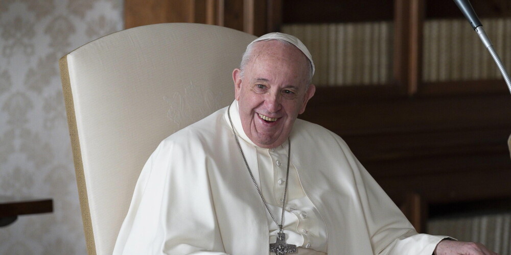 Vai pāvests Francisks "Instagram" aplūko knapi ģērbtas meitenes? Vatikāns pieprasa paskaidrojumus